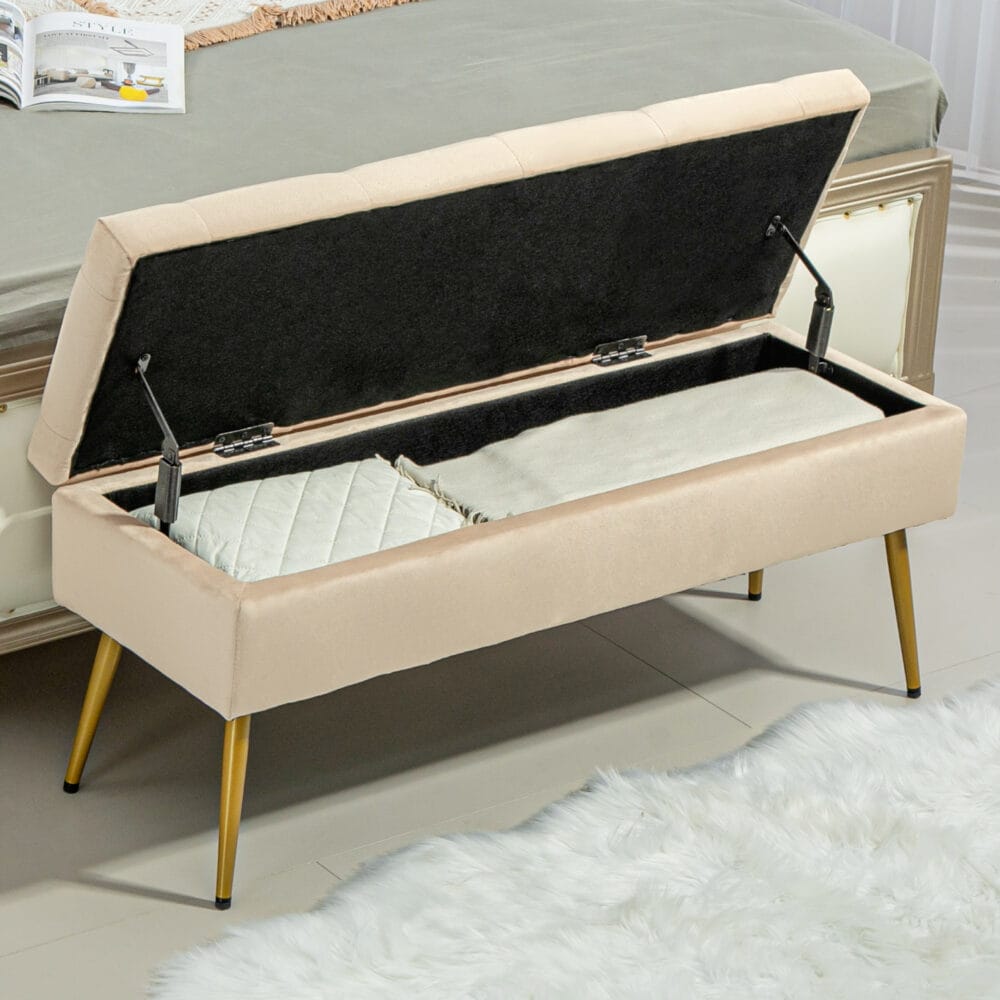 Beige Sitzbank in edler Samtoptik mit robustem Metallrahmen und praktischem Stauraum, ideal für Flur oder Schlafzimmer.