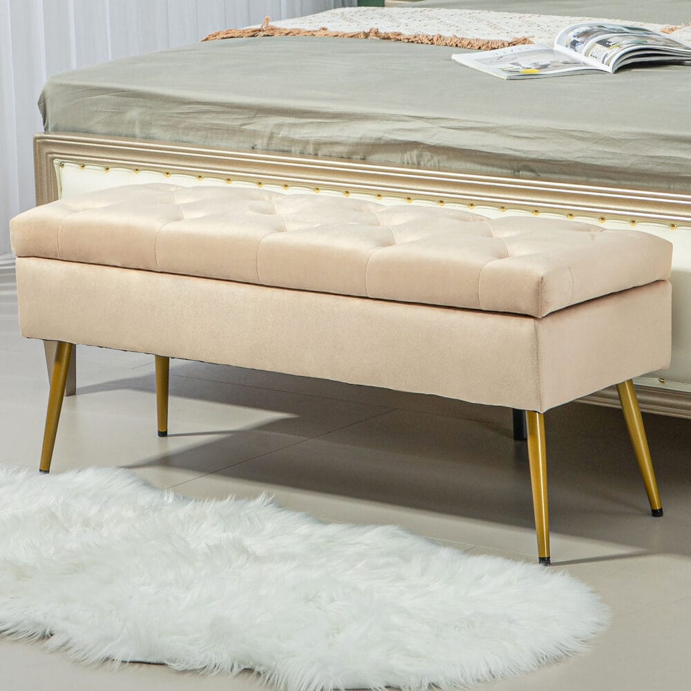Beige Sitzbank in edler Samtoptik mit robustem Metallrahmen und praktischem Stauraum, ideal für Flur oder Schlafzimmer.