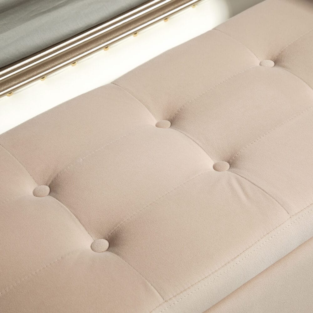 Beige Sitzbank mit Stauraum, Armlehnen und Samtoptik, Masse 107x42x65cm. Bietet maximalen Komfort und Eleganz.