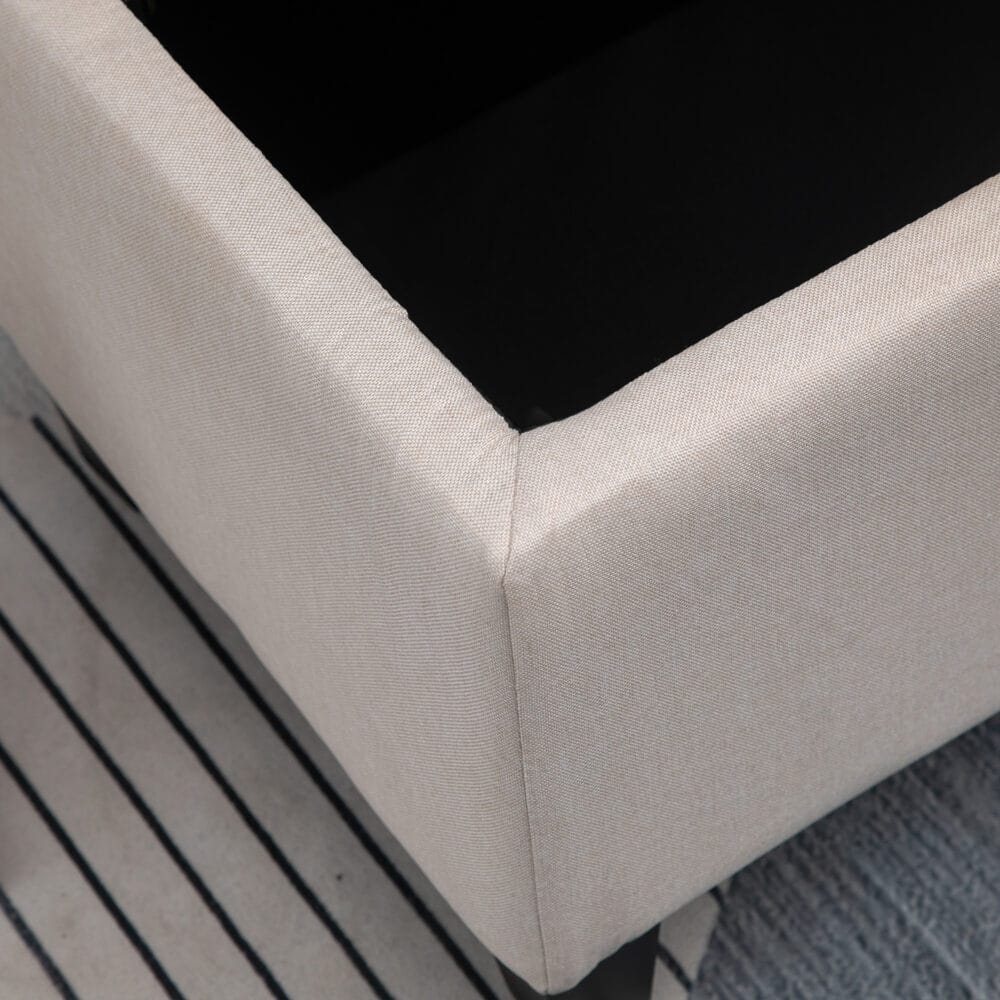 Cremeweisse Sitzbank mit Stauraum, Masse 100x40x44cm. Passt sich dezent jeder Einrichtung an und bietet zusätzlichen Stauraum.