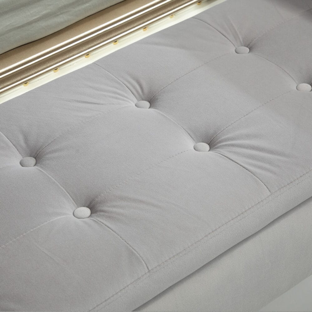 Hellgraue Sitzbank mit Stauraum in Samtoptik, Masse 107x42x65cm. Bringt Eleganz und praktische Aufbewahrung in den Raum.