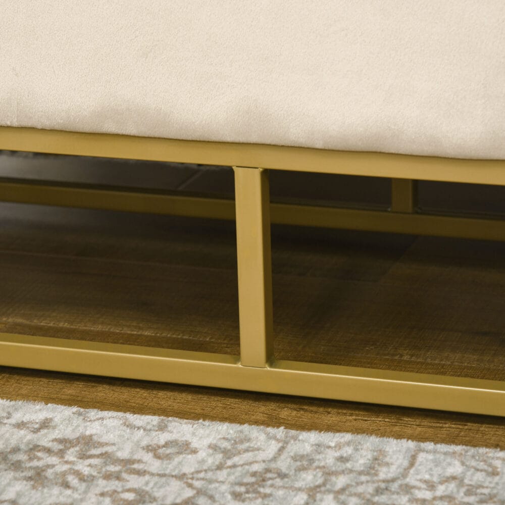 Beige Sitzbank mit Stauraum in Samtoptik, ideal für das Wohnzimmer. Eine elegante und praktische Ergänzung.