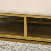 Beige Sitzbank mit Stauraum in Samtoptik, ideal für das Wohnzimmer. Eine elegante und praktische Ergänzung.