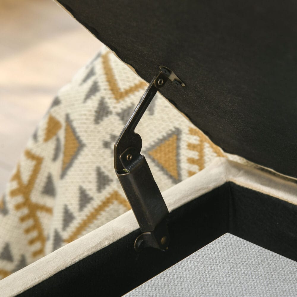 Beige Sitzbank mit Stauraum in Samtoptik, ideal für das Wohnzimmer. Eine elegante und praktische Ergänzung.