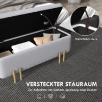 Hellgraue Sitzbank mit integriertem Stauraum, ideal für das Wohnzimmer, um Decken und Kissen ordentlich zu verstauen.