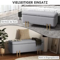 Hellgraue Sitzbank mit integriertem Stauraum, ideal für das Wohnzimmer, um Decken und Kissen ordentlich zu verstauen.