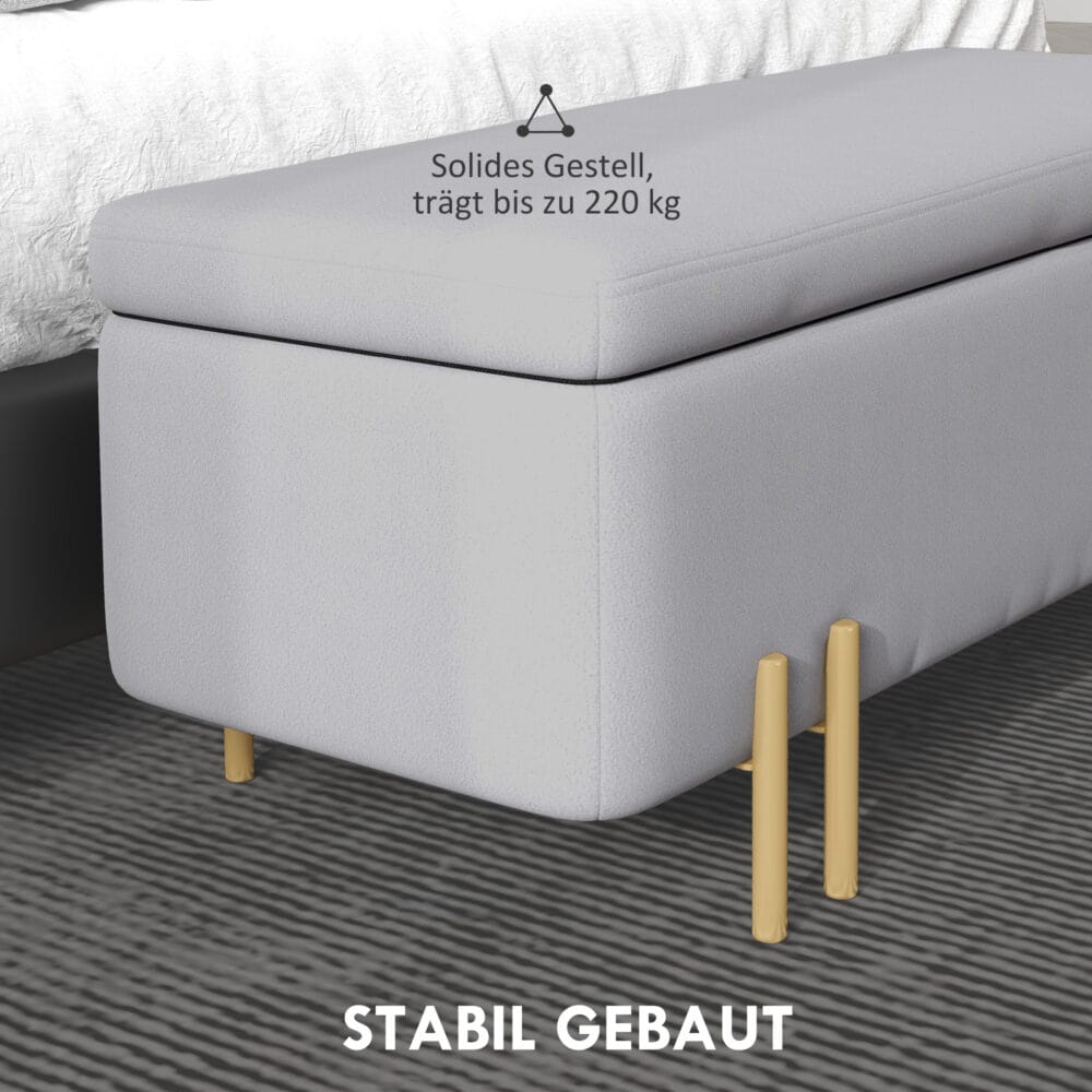 Hellgraue Sitzbank mit integriertem Stauraum, ideal für das Wohnzimmer, um Decken und Kissen ordentlich zu verstauen.