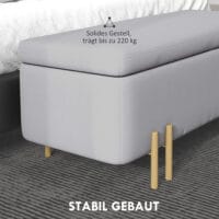 Hellgraue Sitzbank mit integriertem Stauraum, ideal für das Wohnzimmer, um Decken und Kissen ordentlich zu verstauen.