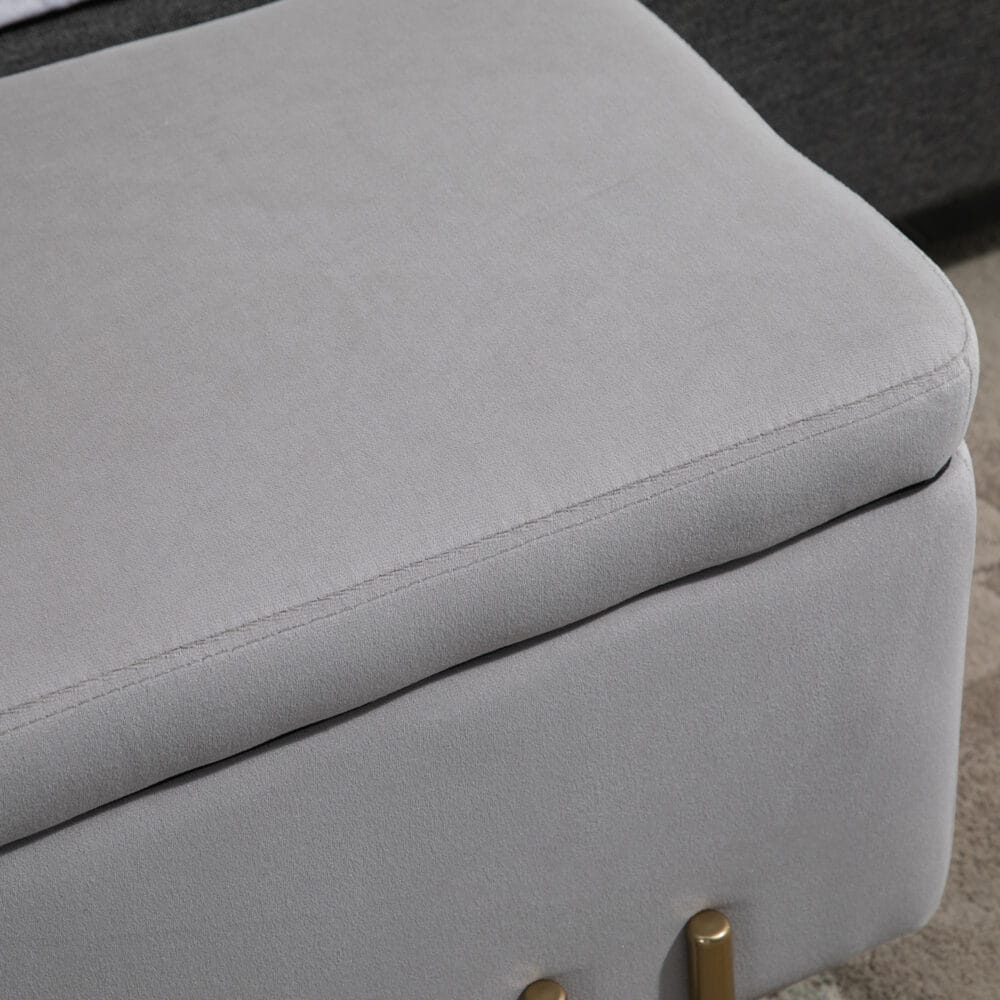 Hellgraue Sitzbank mit integriertem Stauraum, ideal für das Wohnzimmer, um Decken und Kissen ordentlich zu verstauen.