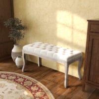 Beige Polsterbank im Vintage-Stil, gefertigt aus Gummiholz und Leinen. Eine Kombination aus Robustheit und Eleganz.