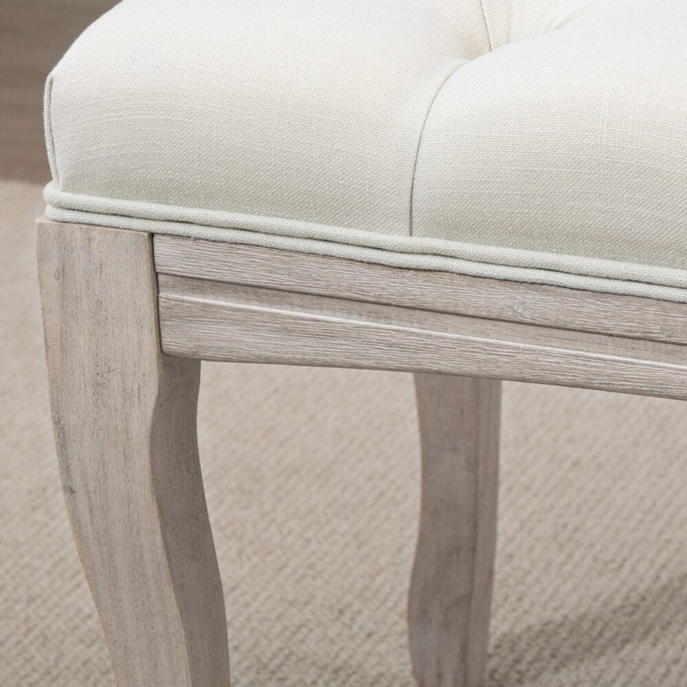Beige Polsterbank im Vintage-Stil, gefertigt aus Gummiholz und Leinen. Eine Kombination aus Robustheit und Eleganz.