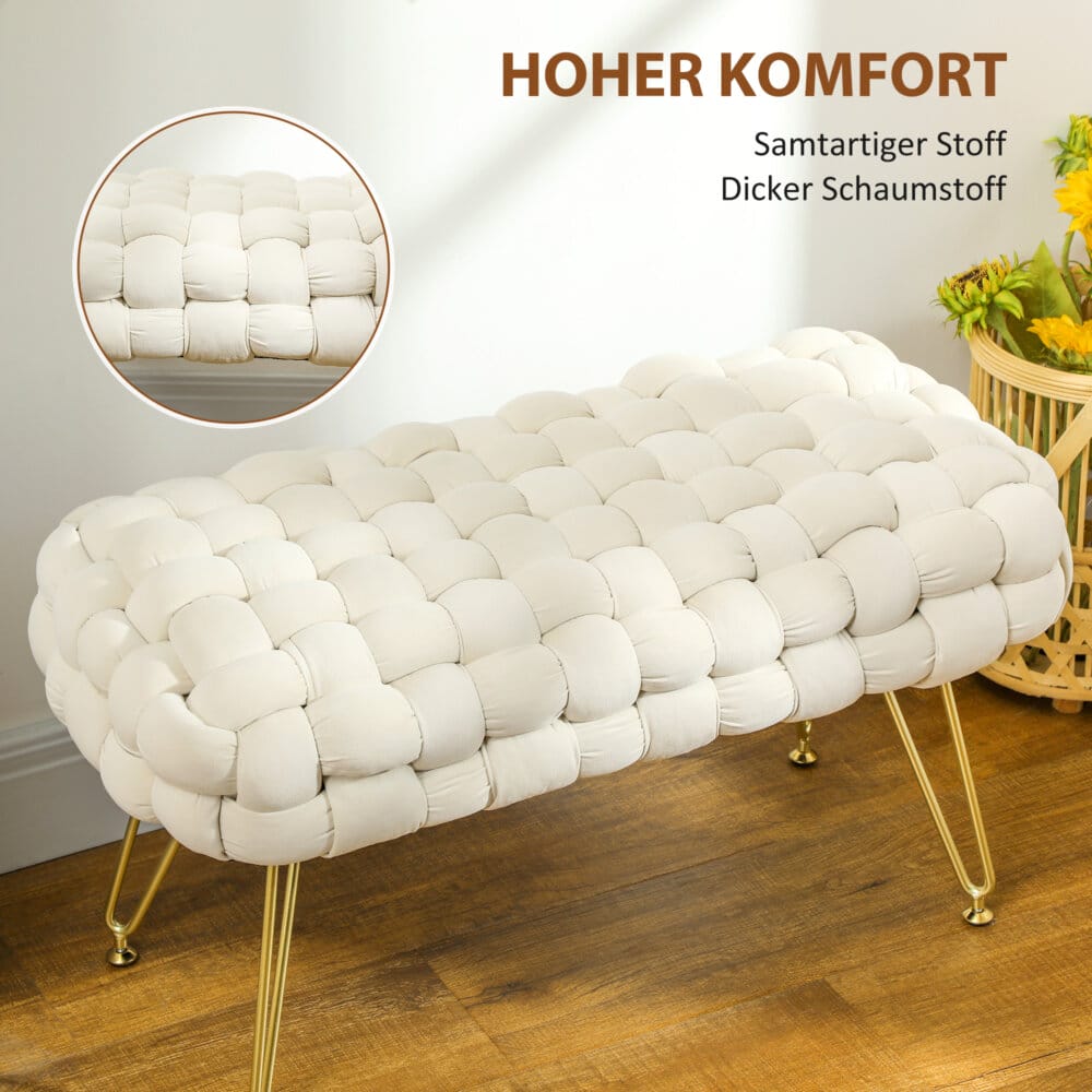 Ein cremeweisser, gepolsterter Sitzhocker mit Metallbeinen in Samtoptik, Maße 76x38x41.5cm.