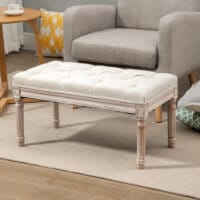 Ein cremeweisser Sitzhocker mit gepolstertem Sitz und Holzbeinen in Leinenoptik.