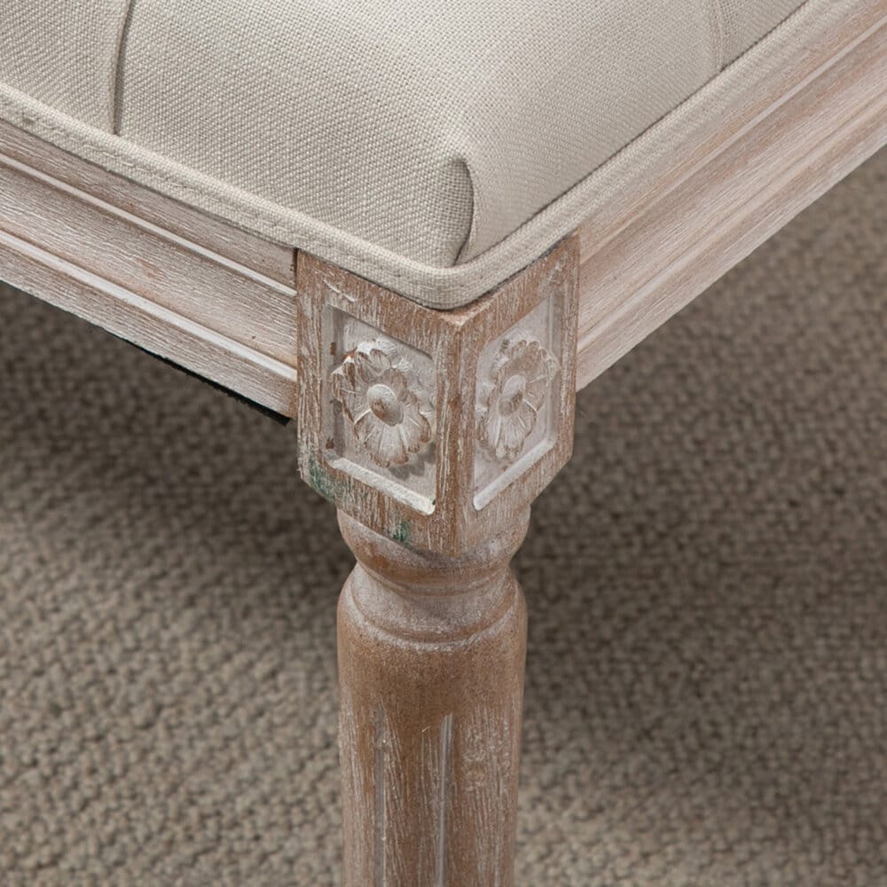 Ein cremeweisser Sitzhocker mit gepolstertem Sitz und Holzbeinen in Leinenoptik.