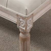 Ein cremeweisser Sitzhocker mit gepolstertem Sitz und Holzbeinen in Leinenoptik.