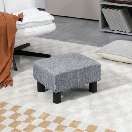Ein grauer, rechteckiger Sitzhocker in Leinenoptik, belastbar bis 150kg.