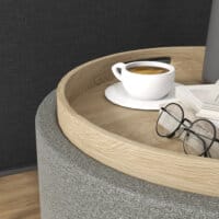 Ein runder grauer Sitzhocker in Leinenoptik mit Stauraum, Maße 56x42cm.