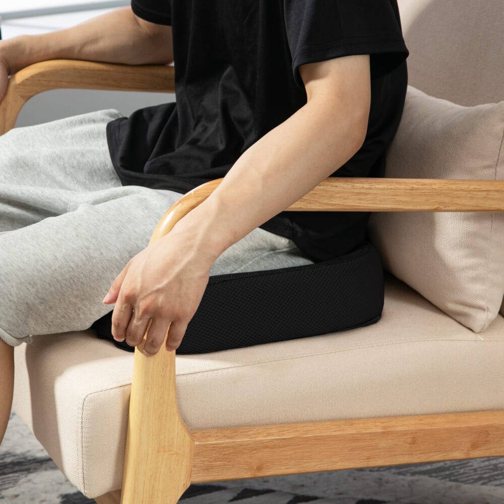 Schwarzes ergonomisches orthopädisches Sitzkissen aus Memory-Schaum, unterstützt eine gesunde Sitzhaltung und entlastet den Rücken.