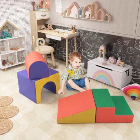 4er-Set Softbausteine aus Kunstleder und EPE, ideal für Kinder von 1-3 Jahren. Weiche und strapazierfähige Bausteine für erste Konstruktionen.