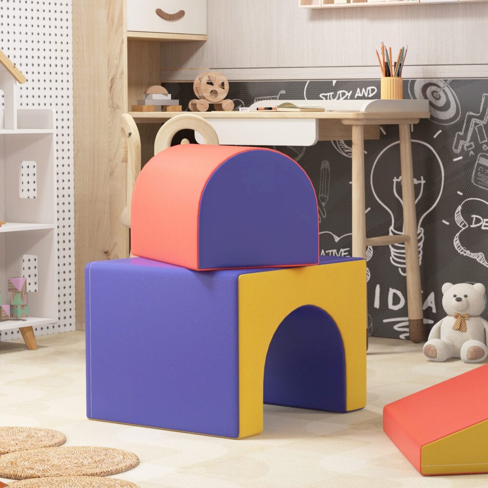 4er-Set Softbausteine aus Kunstleder und EPE, ideal für Kinder von 1-3 Jahren. Weiche und strapazierfähige Bausteine für erste Konstruktionen.
