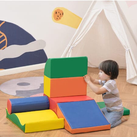 Bunte 7-teilige Softbausteine, ideal für das Kinderzimmer. Fördern die Kreativität und Motorik beim Bauen.