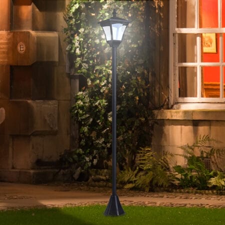 Solar-Gartenlaterne mit LED, 15x15x120 cm, für Außenbereiche in Schwarz.