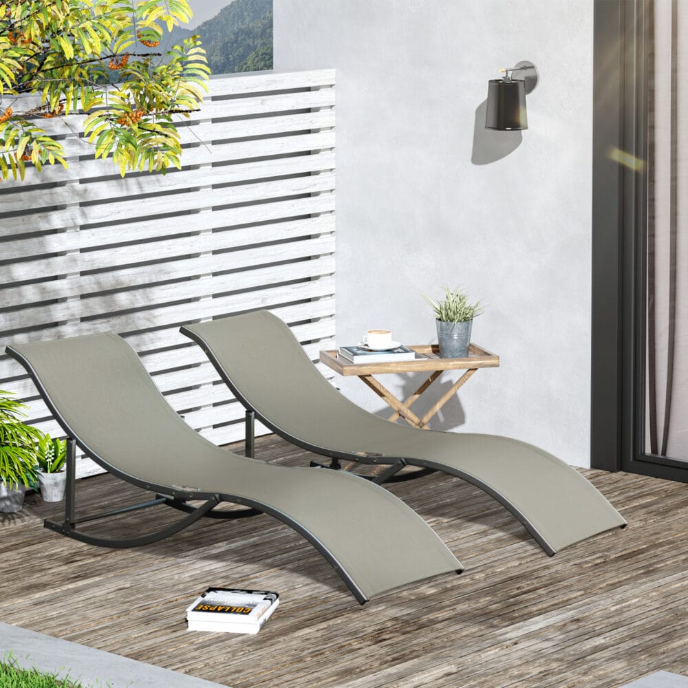 Zweier-Set hellgraue, ergonomische Sonnenliegen aus Aluminium.