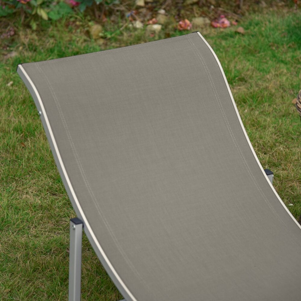 Zweier-Set hellgraue, ergonomische Sonnenliegen aus Aluminium.