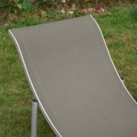 Zweier-Set hellgraue, ergonomische Sonnenliegen aus Aluminium.