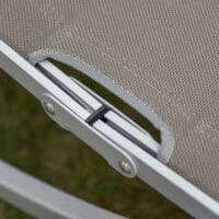 Zweier-Set hellgraue, ergonomische Sonnenliegen aus Aluminium.