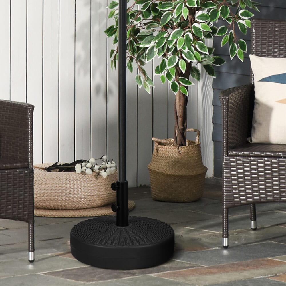 Schwarzer Sonnenschirmständer in Rattanoptik aus HDPE, 29kg.