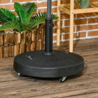 Schwarzer Sonnenschirmständer aus Kunstharz, 23,5kg, mit Rollen.