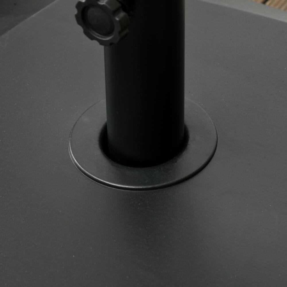 Schwarzer Metall-Sonnenschirmständer 43-60kg mit Rollen.