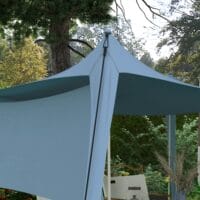Blaues, wasserdichtes Sonnensegel mit Tragetasche und Stahlstangen.