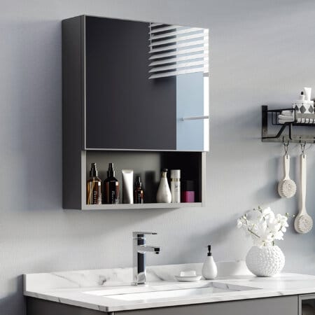 Ein moderner Spiegelschrank aus schwarzem Edelstahl mit einem Glasregal.