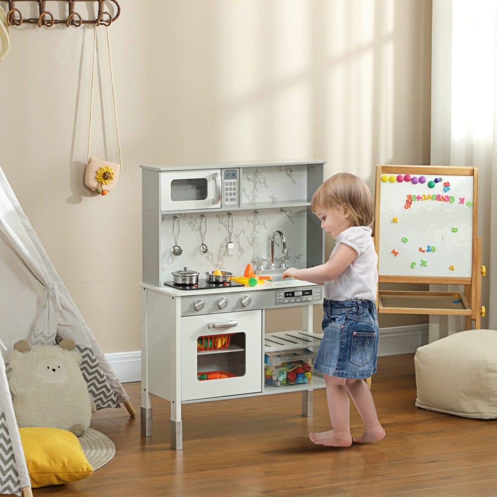 Weisse, höhenverstellbare Spielküche mit Elektroherd, ideal für Kinder von 3-8 Jahren. Sie passt sich der Grösse des Kindes an und wächst mit ihm mit.
