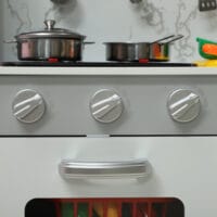 Weisse, höhenverstellbare Spielküche mit Elektroherd, ideal für Kinder von 3-8 Jahren. Sie passt sich der Grösse des Kindes an und wächst mit ihm mit.