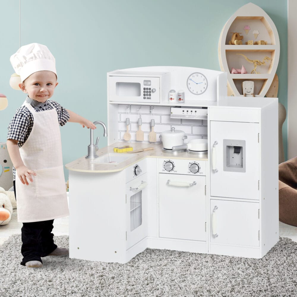 Weisse Spielküche für Kinder ab 3 Jahren, ausgestattet mit einem funktionsfähigen Wasserspender und einer Mikrowelle. Sie fördert Rollenspiele und Kreativität.