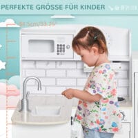 Weisse Spielküche für Kinder ab 3 Jahren, ausgestattet mit einem funktionsfähigen Wasserspender und einer Mikrowelle. Sie fördert Rollenspiele und Kreativität.