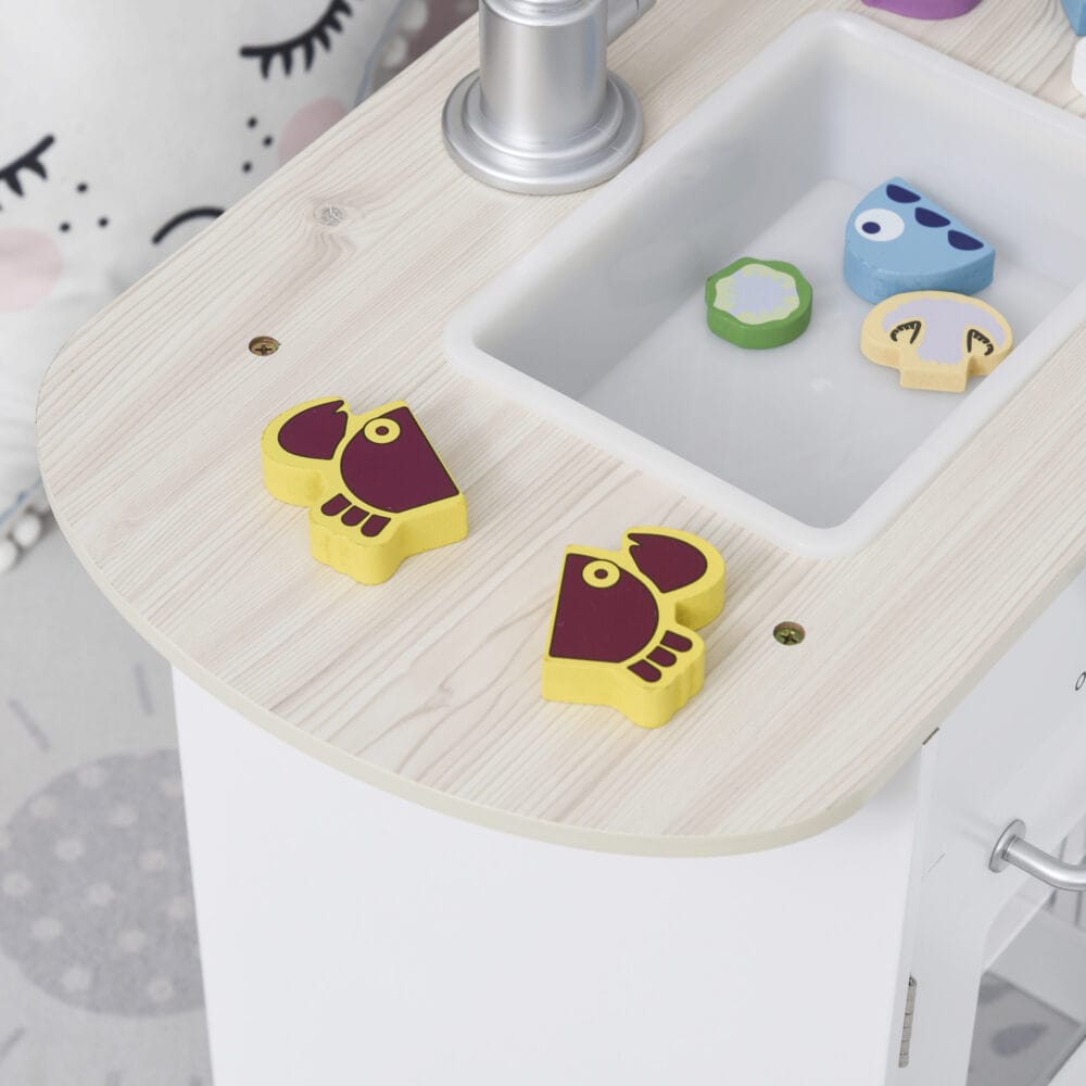 Weisse Spielküche für Kinder ab 3 Jahren, ausgestattet mit einem funktionsfähigen Wasserspender und einer Mikrowelle. Sie fördert Rollenspiele und Kreativität.