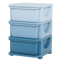 Blaue Kinderkommode zur Spielzeugaufbewahrung mit drei geräumigen Ebenen und bunten Stoffschubladen. Eine ideale Lösung, um das Kinderzimmer ordentlich und übersichtlich zu halten.