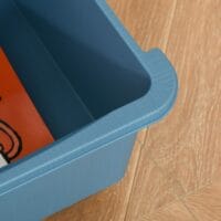 Blaue Kinderkommode zur Spielzeugaufbewahrung mit drei geräumigen Ebenen und bunten Stoffschubladen. Eine ideale Lösung, um das Kinderzimmer ordentlich und übersichtlich zu halten.