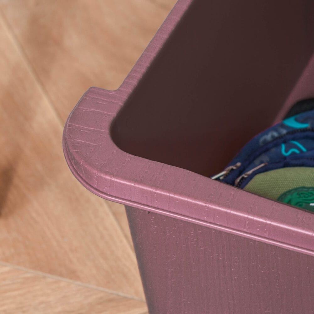 Rosa Kinderkommode mit drei Fächern und Stoffboxen, perfekt zur Spielzeugaufbewahrung und Organisation im Mädchenzimmer. Schafft schnell Ordnung und ist leicht zugänglich für kleine Kinder.