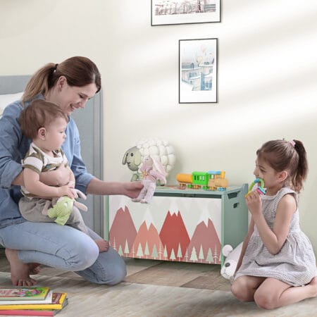 Grüne Spielzeugkiste für das Kinderzimmer mit einem niedlichen Tierdesign auf dem abnehmbaren Deckel. Perfekt zum schnellen Aufräumen und als dekoratives Element.