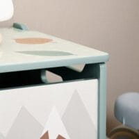 Grüne Spielzeugkiste für das Kinderzimmer mit einem niedlichen Tierdesign auf dem abnehmbaren Deckel. Perfekt zum schnellen Aufräumen und als dekoratives Element.
