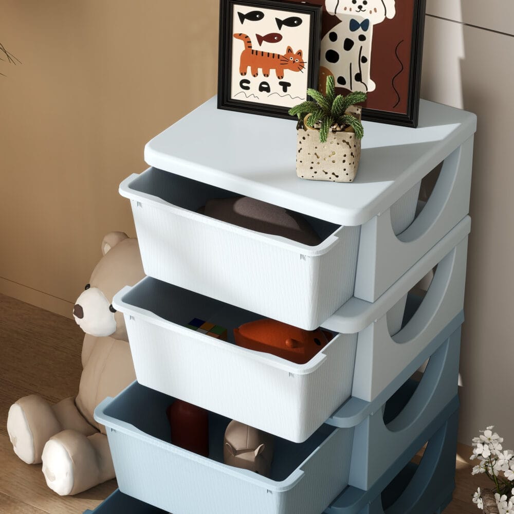 Blaue Spielzeugkommode für das Kinderzimmer mit vier stabilen Ebenen und viel Platz für Bücher und Spielsachen. Hilft Kindern, ihre Sachen selbstständig zu verstauen und zu sortieren.