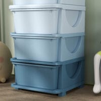 Blaue Spielzeugkommode für das Kinderzimmer mit vier stabilen Ebenen und viel Platz für Bücher und Spielsachen. Hilft Kindern, ihre Sachen selbstständig zu verstauen und zu sortieren.