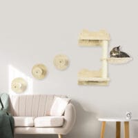 Beige-cremeweisser Sprungturm mit mehreren Kratzbäumen für Katzen, bietet vielfältige Kletter- und Kratzmöglichkeiten.