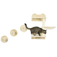 Beige-cremeweisser Sprungturm mit mehreren Kratzbäumen für Katzen, bietet vielfältige Kletter- und Kratzmöglichkeiten.