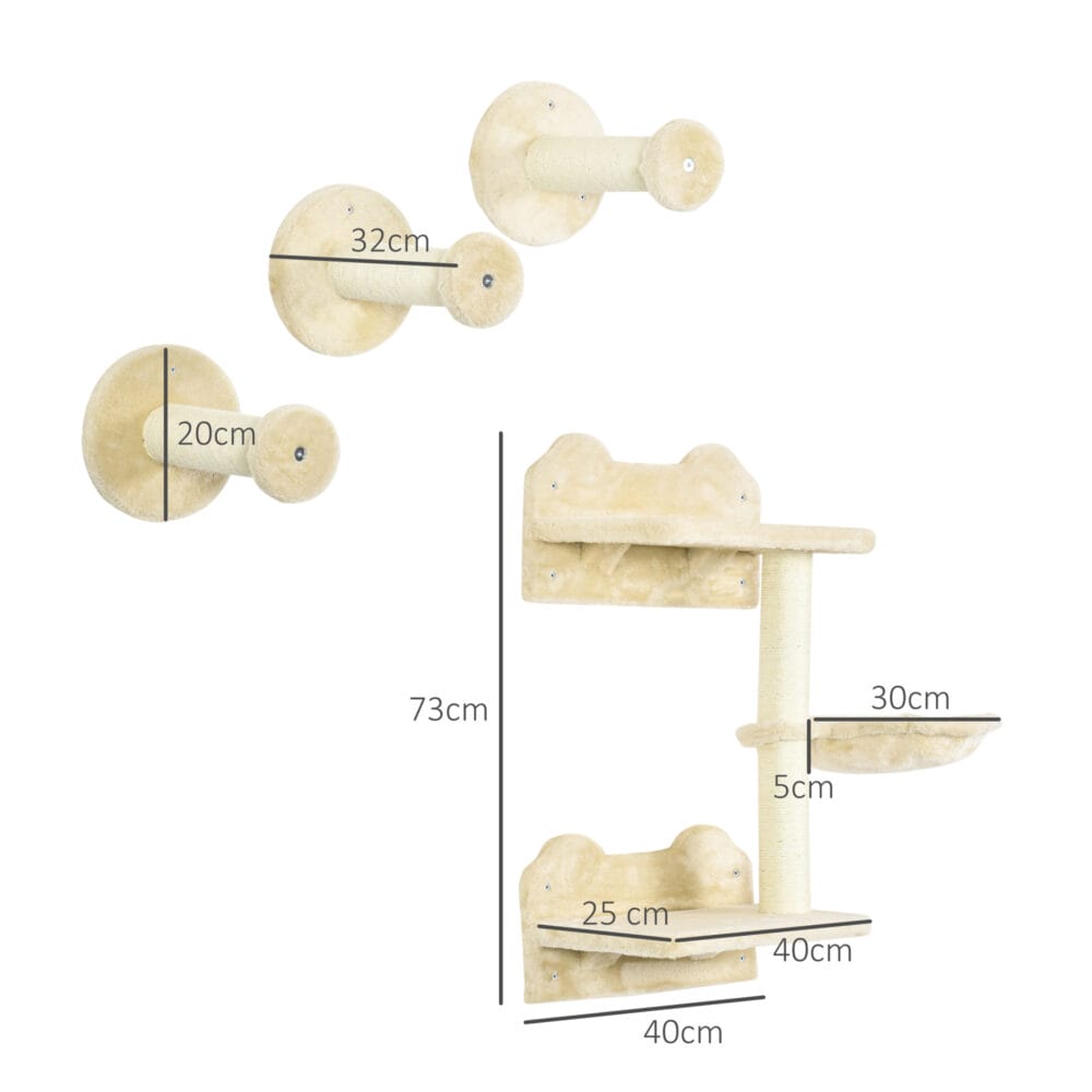 Beige-cremeweisser Sprungturm mit mehreren Kratzbäumen für Katzen, bietet vielfältige Kletter- und Kratzmöglichkeiten.